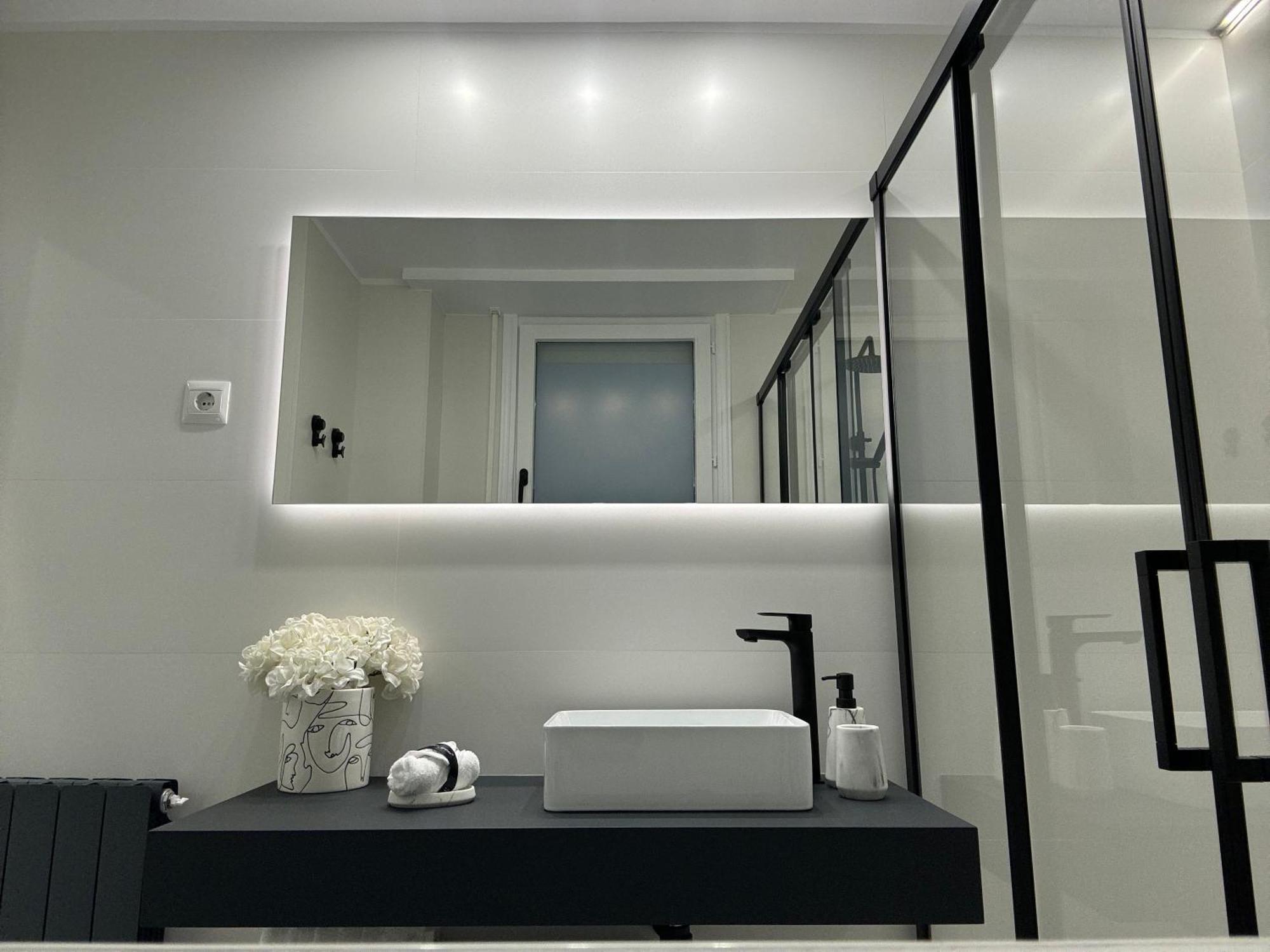 Black And White Suite Cervantes Castro Urdiales Luaran gambar