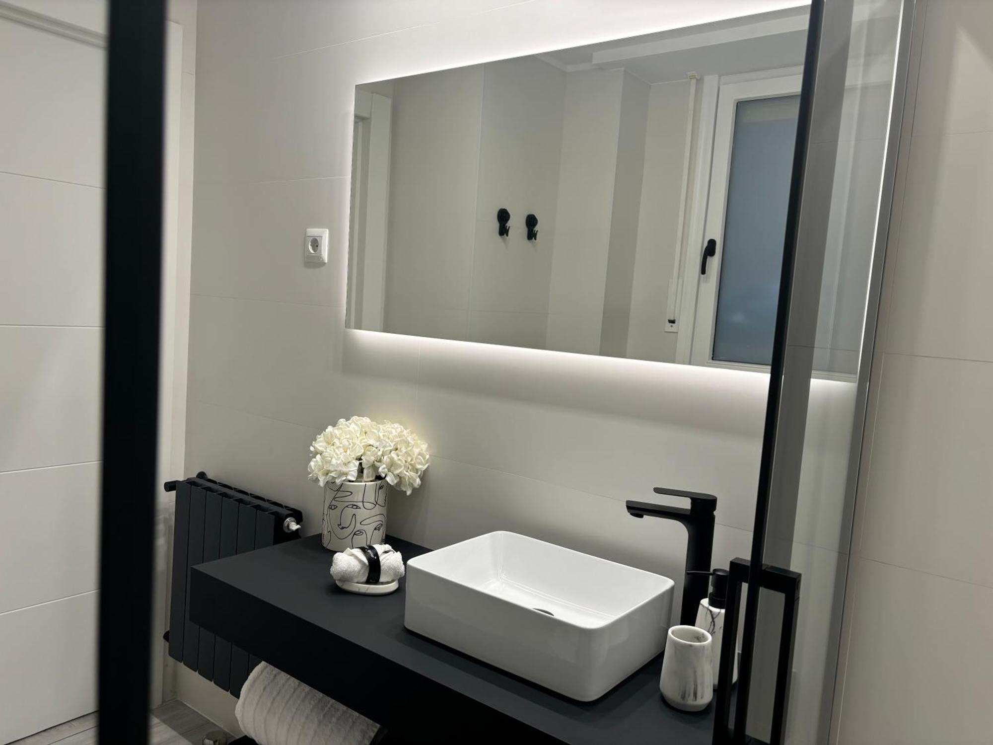 Black And White Suite Cervantes Castro Urdiales Luaran gambar