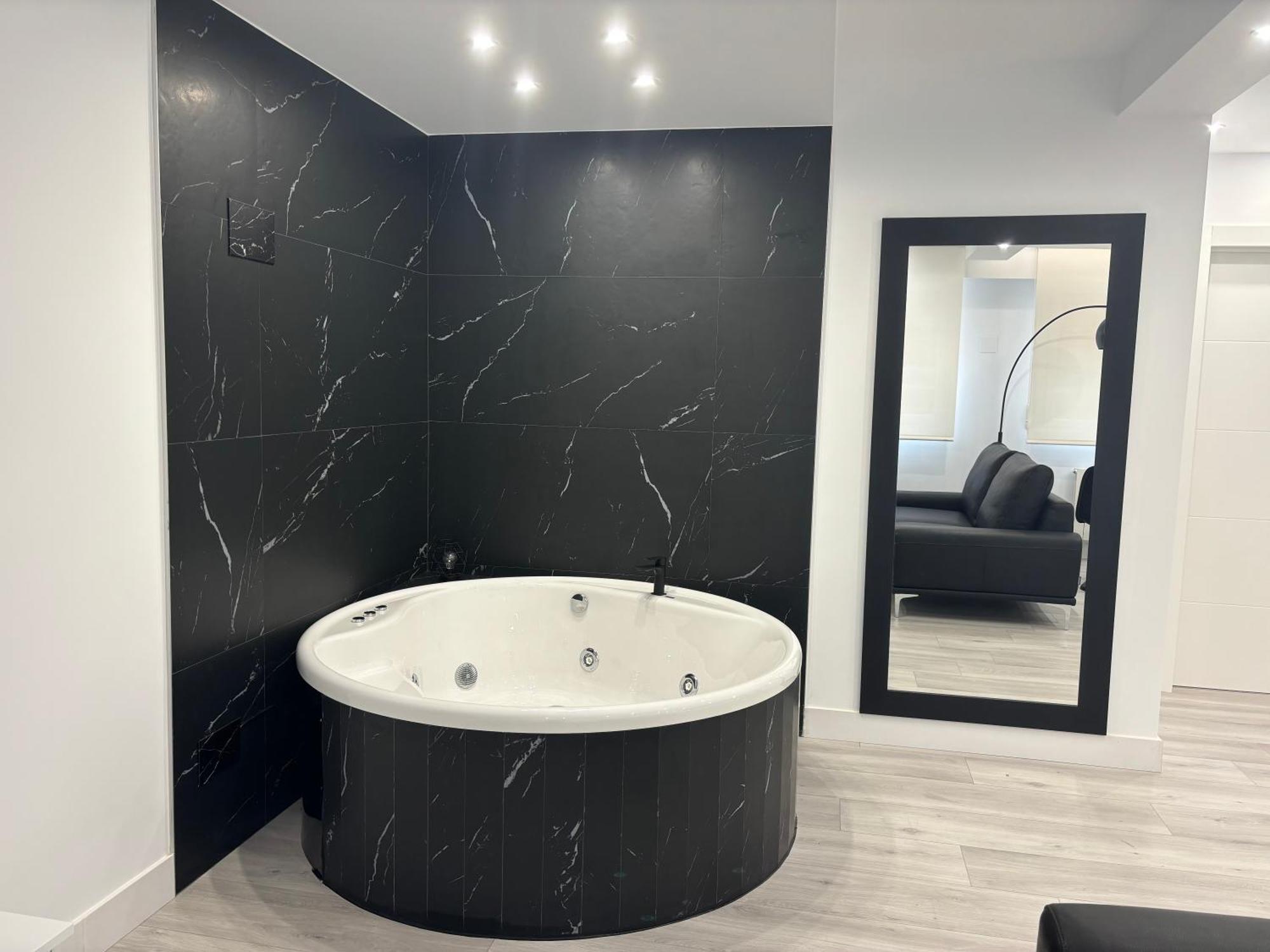Black And White Suite Cervantes Castro Urdiales Luaran gambar