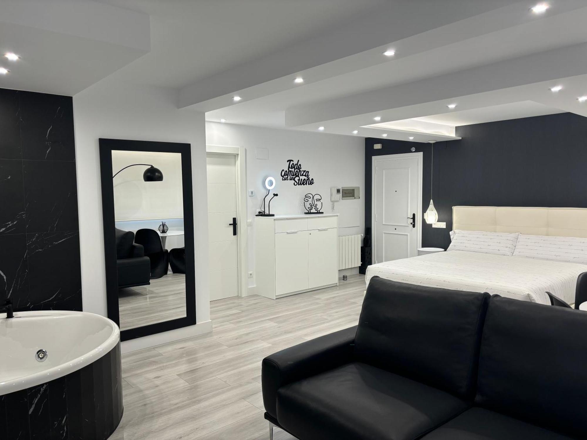 Black And White Suite Cervantes Castro Urdiales Luaran gambar
