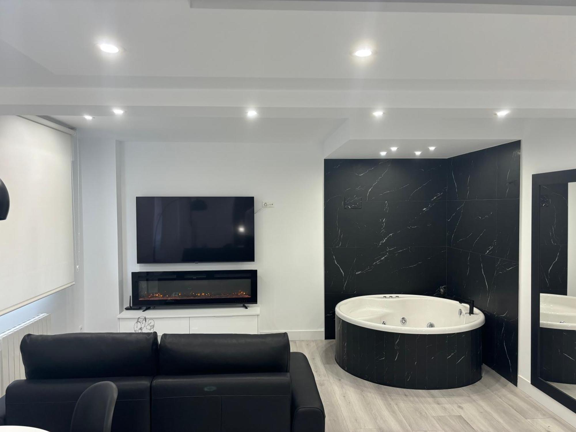 Black And White Suite Cervantes Castro Urdiales Luaran gambar